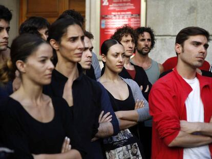 Bailarines del Ballet Nacional de España, ante el teatro de la Zarzuela, días antes de la huelga de junio de 2016.