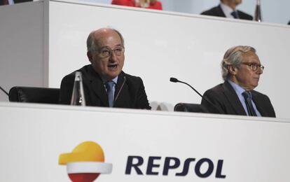 Luis Suárez de Lezo (derecha) junto a Antonio Brufau, presidente de Repsol, durante una junta.