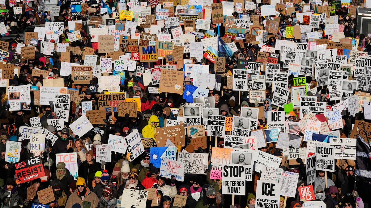 El cantante actúa por sorpresa en la ciudad en un concierto para recaudar fondos para las familias de Renée Good y Alex Pretti, los dos estadounidenses que mataron a tiros los agentes federales