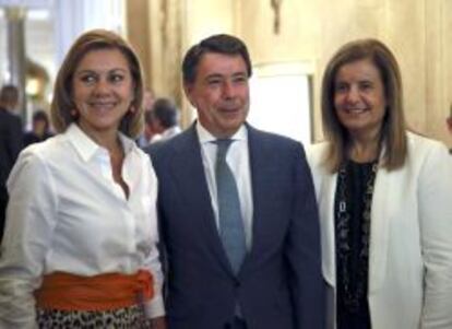 El presidente de la Comunidad de Madrid, Ignacio González, posa junto a la secretaria general del PP, María Dolores de Cospedal (izquierda), y la ministra de Empleo, Fátima Báñez (derecha), antes de pronunciar una conferencia en el desayuno informativo organizado por el Fórum Europa.