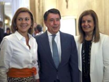 El presidente de la Comunidad de Madrid, Ignacio Gonz&aacute;lez, posa junto a la secretaria general del PP, Mar&iacute;a Dolores de Cospedal (izquierda), y la ministra de Empleo, F&aacute;tima B&aacute;&ntilde;ez (derecha), antes de pronunciar una conferencia en el desayuno informativo organizado por el F&oacute;rum Europa. 