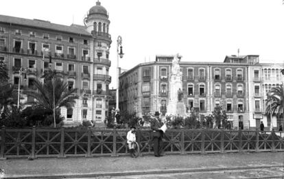 Plaza de Canalejas (Alicante). Del archivo Thomas se estaban vendiendo en Internet pieza a pieza negativos de vistas de España de los primeros años del siglo XX, hasta que la Fundación Anastasio de Gracia, promovida por UGT, compró 1.579 imágenes.