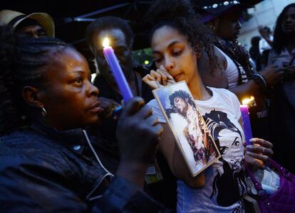 Emotiu record a la figura de Prince a Leimert Park, a Los Angeles, Califòrnia.