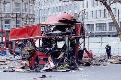 Atentado con bomba del IRA el 19 de febrero de 1996, el tercero en nueve días. Se rompen las conversaciones de paz.