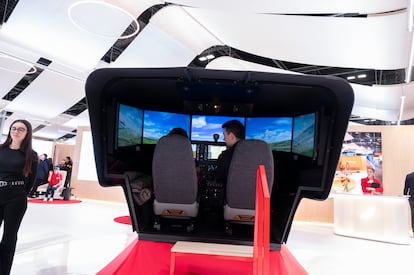 Este año la compañía aérea Iberia, más allá de sus clásicas cabinas para experimentar qué se siente al viajar en primera clase (menú incluido), expone de nuevo una cabina de realidad virtual donde experimentar el pilotaje de un avión; una de las atracciones más demandas por los visitantes a la feria el fin de semana.