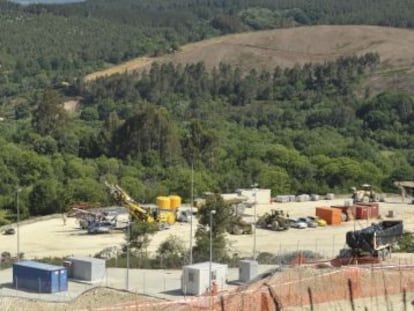 Obras del tren de alta velocidad en Vilar de Barrio con la escombrera, a la derecha, en medio del bosque.