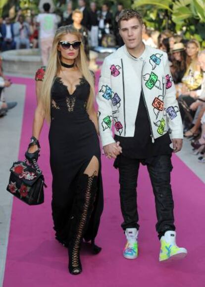 Paris Hilton y su novio, el actor ruso Chris Zylka, en el Festival de Cannes.