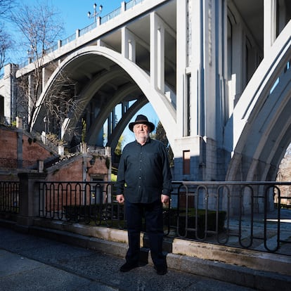 Antonio Madrid Herreruela, frente al viaducto de Segovia.