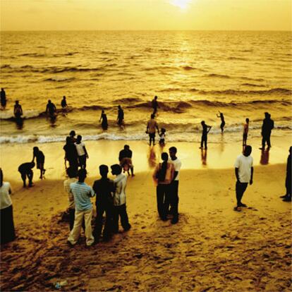 Día de fiesta en Face Beach, en Colombo, la capital de Sri Lanka, una mezcla de Manhattan y de 'bidonville'. Aquí la vida continúa. Aunque las heridas son profundas y tardarán en cerrarse.