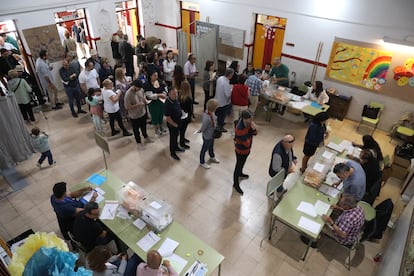 Votaciones en un colegio electoral de Elche, Alicante. 