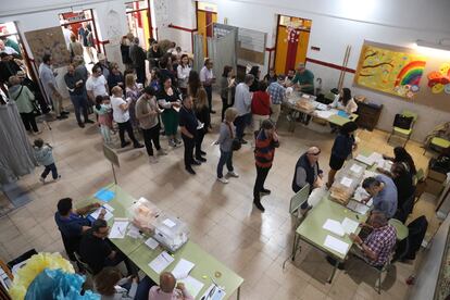 Votaciones en un colegio electoral de Elche, Alicante. 