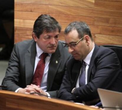El presidente de Asturias, Javier Fernández, conversa con el portavoz socialista en el Parlamento, Fernando Lastra, durante el debate de investidura.