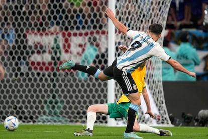 Julián Álvarez dispara en la jugada que ha supuesto el segundo gol de Argentina. 