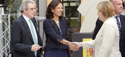 BERL&Iacute;N, 01/09/2015.- La canciller alemana, Angela Merkel (d), saluda a la presidenta del Banco Santander, Ana Patricia Bot&iacute;n (c), junto al presidente de Telef&oacute;nica, C&eacute;sar Alierta (i), momentos antes de asistir al Encuentro Empresarial Germano-Espa&ntilde;ol organizado hoy en Berl&iacute;n por la CEOE y su hom&oacute;loga alemana BDI. EFE/Zipi