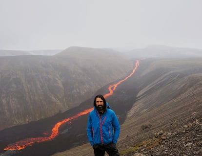 Emilio frente a la erupción del volcán de Fagradalsfjall, en Islandia.