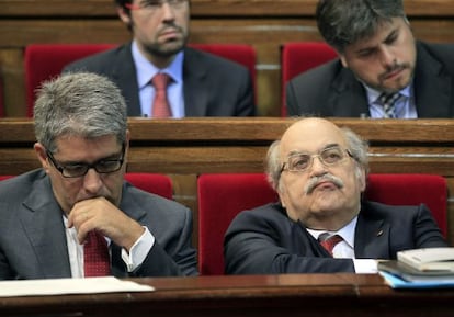 Los consellers de Presidencia, Francesc Homs (i), y de Economía, Andreu Mas-Colell (d), durante la sesión de control al Govern en el Parlamento catalán.