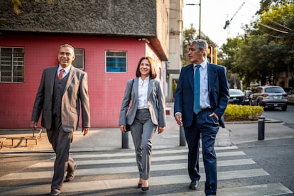 Tres empresarios caminan en una calle en Ciudad de México.