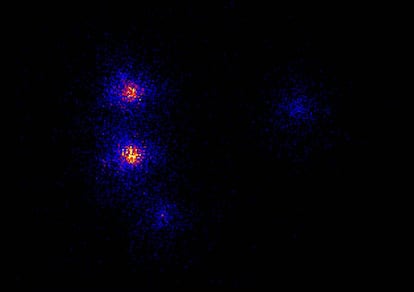 El cuásar RXJ 1131-1231, repetido cuatro veces por el efecto de la galaxia intermedia, en una imagen tomada por el Observatorio Chandra de Rayos X.