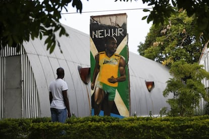 Un mural, con la imagen del campeón olímpico Usain Bolt, decora un segmento del muro de Berlín expuesto en el Museo Militar de Kingston (Jamaica), el 13 de septiembre de 2014.