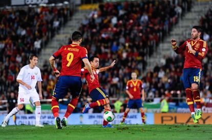 Xavi Hernández marca el primer gol en el España (2) - Bielorrusia (1), partido de clasificación para los Mundiales 2014, en el estadio Iberostars de Palma de Mallorca.