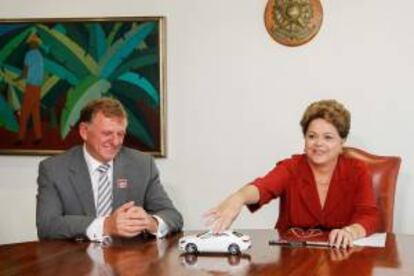 Fotografa cedida por la presidencia de Brasil donde se registr a la presidenta brasile?a, Dilma Rousseff (d), reunida con el director ejecutivo de Mercedes-Benz Cars & Vans, Andreas Renschler (i), en el palacio presidencial de Planalto, en Brasilia (Brasil).