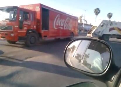 Dos camiones bloquean una calle en Monclova (norte de M&eacute;xico).