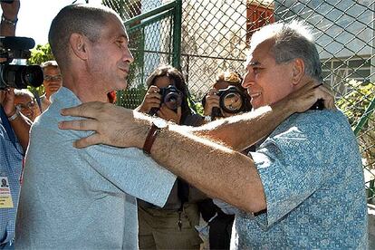 El disidente cubano Marcelo Lpez (izquierda) saluda al lder opositor Elizardo Snchez, tras ser liberado el lunes.