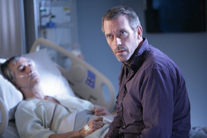 DR. HOUSE - Siguiendo la tradición de series médicas que funcionan como un procedimental policíaco, 'House' fue un éxito desde la primera temporada. Los profundos ojos azules de Hugh Laurie, un trasunto poco disimulado de Sherlock Holmes, insoportable, adicto, brillante, egoísta y un expendedor de frases lapidarias, conquistó a la audiencia de medio mundo, también a la española donde se convirtió en un fenómeno y en una de las principales bazas de Cuatro en España. ¿Cuál fue el giro de guion que defraudó a la audiencia? A partir de la cuarta temporada la serie fue deslizándose por la pendiente de la autocomplacencia. Los misterios médicos ocupaban cada vez menos espacio frente a las derivas emocionales de los protagonistas. El lupus, el Crohn y el Munchausen por poderes fueron orillados por las interminables rupturas y reconciliaciones de Chase y Cameron y la ironía, la genialidad y el sarcasmo de House reemplazados por mera falta de educación y decisiones incomprensibles. El momento más bajo de la serie llegó cuando, al final de la séptima temporada, House, en un ataque de celos, empotró su coche en la casa de la doctora Cuddy, su principal apoyo hasta entonces y su interés romántico recién consumado. Aquella incomprensible reacción supuso la última aparición de Cuddy en el programa y su falta (así como la falta de oremus de los guiones) fue minando una serie a la que en su temporada final ya nadie prestaba demasiada atención.    