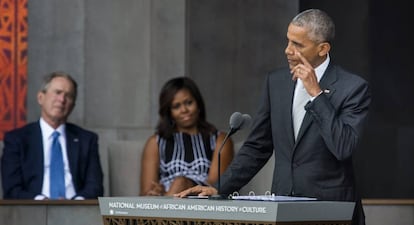 Obama se seca una lágrima ante la mirada de la primera dama, Michelle Obama, y el expresidente George W. Bush.