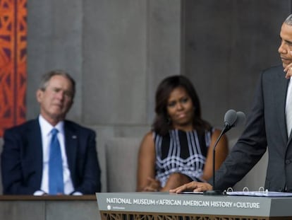 Obama se seca una lágrima ante la mirada de la primera dama, Michelle Obama, y el expresidente George W. Bush.