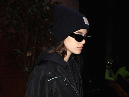 Kaia Gerber con una beanie negra de Carhartt, 2018.