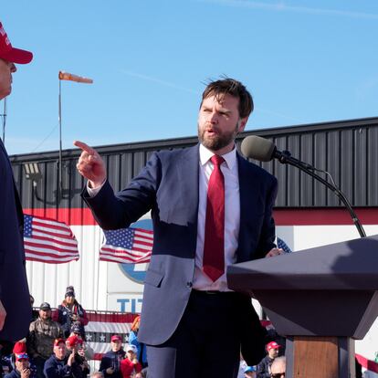 J.D. Vance, senador republicano por Ohio, a la derecha, con el expresidente Donald Trump, en un mitin de campaña el 16 de marzo de 2024, en Vandalia (Ohio).