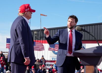 J.D. Vance, senador republicano por Ohio, a la derecha, con el expresidente Donald Trump, en un mitin de campaña el 16 de marzo de 2024, en Vandalia (Ohio).