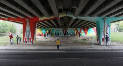 Vecinos junto al mural pintado en los bajos del paso subterráneo.