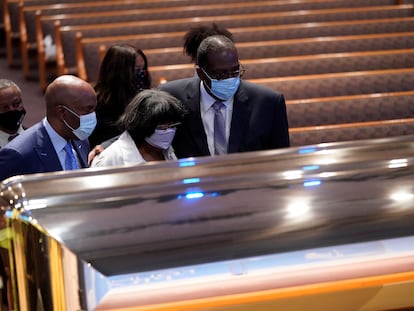 Os enlutados param no caixão de George Floyd durante o funeral na igreja Fountain of Praise, em Houston, Texas, EUA.