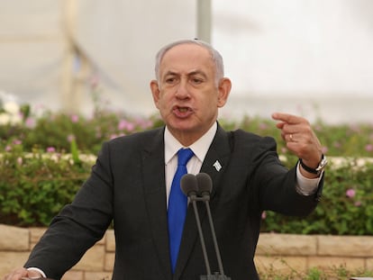El primer ministro israelí, Benjamin Netanyahu, el 18 de junio en una ceremonia estatal en el cementerio Nachalat Yitzhak en Givatayim, Israel.