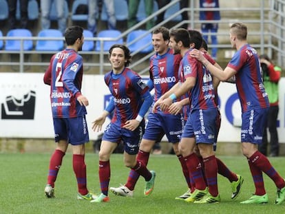 Jota Peleterio, segundo por la izquierda, autor del gol que ha dado la victoria al Eibar.