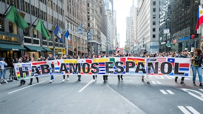 Latinos marchan por la 5ta Avenida en Nueva York, durante el desfile de la herencia hispánica, en octubre de 2019.