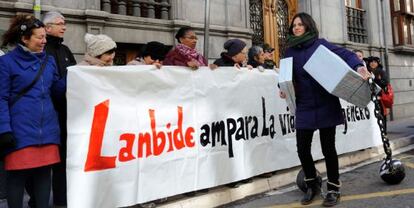 Protesta ante la sede de Emakunde, en Vitoria, este viernes contra las normas de concesión de ayudas a mujeres víctimas de maltrato. 