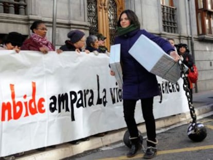 Protesta ante la sede de Emakunde, en Vitoria, este viernes contra las normas de concesión de ayudas a mujeres víctimas de maltrato. 