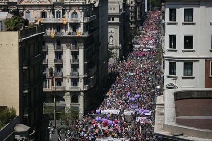 En Barcelona, unas 5.000 personas, según la guardia urbana, han asistido a la manifestación convocada este mediodía por CC OO y UGT.