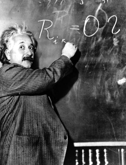 En esta foto, Albert Einstein escribe la ecuación de la Teoría de la Relatividad Especial (anterior a la General), en la pizarra del Observatorio Wilson de Pasadena (California, EE UU) en 1931. Einstein alcanzó renombre mundial en 1905, cuando formuló por primera vez esta teoría, que propuso la ecuación de la energía atómica. Aún así, era un pacifista que advirtió sobre el poder destructivo de esta energía y de su posible uso armamentístico.