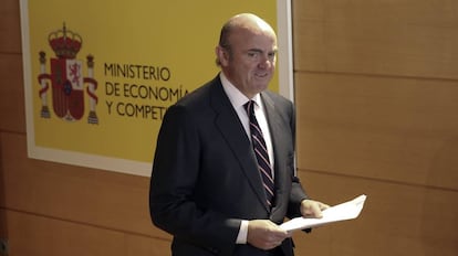 El Ministro de Economía Luis de Guindos llega a una rueda de prensa en el Ministerio que dirige, en Madrid.