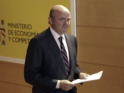 El Ministro de Economía Luis de Guindos llega a una rueda de prensa en el Ministerio que dirige, en Madrid.