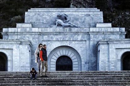 La explanada bajo la cruz del Valle de los Caídos en el municipio de San Lorenzo de El Escorial.