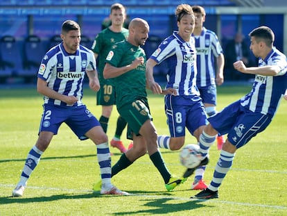 Battaglia marca el único gol del partido ante el Huesca este domingo en Mendizorroza.