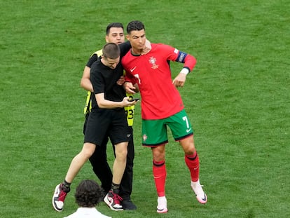 Un espontáneo, con Cristiano durante el partido entre Portugal y Turquía el pasado 22 de junio en Dortmund.