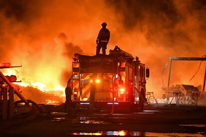 Na imagem, um incêndio florestal em East Cypress Road, em Knightsen, Califórnia, no domingo de madrugada.