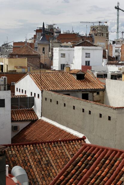 Lo único reconocible del viejo daguerrotipo de Madrid es la Parroquia de Nuestra Señora del Carmen y San Luis, muy próxima a Sol. La foto se tomó desde la azotea de la Consejería de Economía.