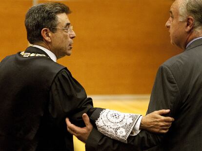Juan Luis de la Rúa y el portavoz del Gupo Popular en las Cortes, Rafael Blasco, ayer en el acto de apertura del año judicial.